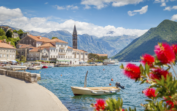 Panoramasicht auf die historische Stadt Perast