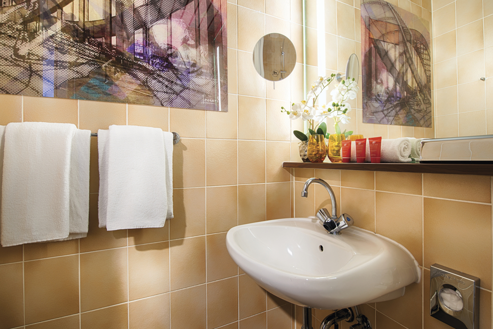 Badezimmer des Leonardo Hamburg Elbbrücken