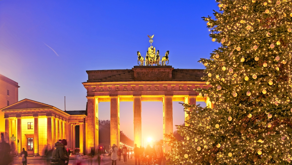 Weihnachtsbaum am Brandenburger Tor in Berlin, Deutschland