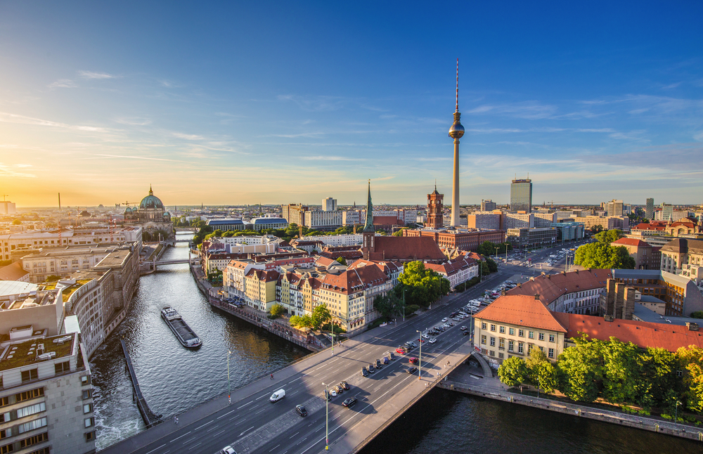 Skyline von Berlin mit Nikolaiviertel, Berliner Dom und Fernsehturm