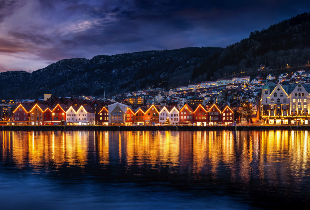 Blick in der Winterdämmerung auf das berühmte Viertel Bryggen in Bergen