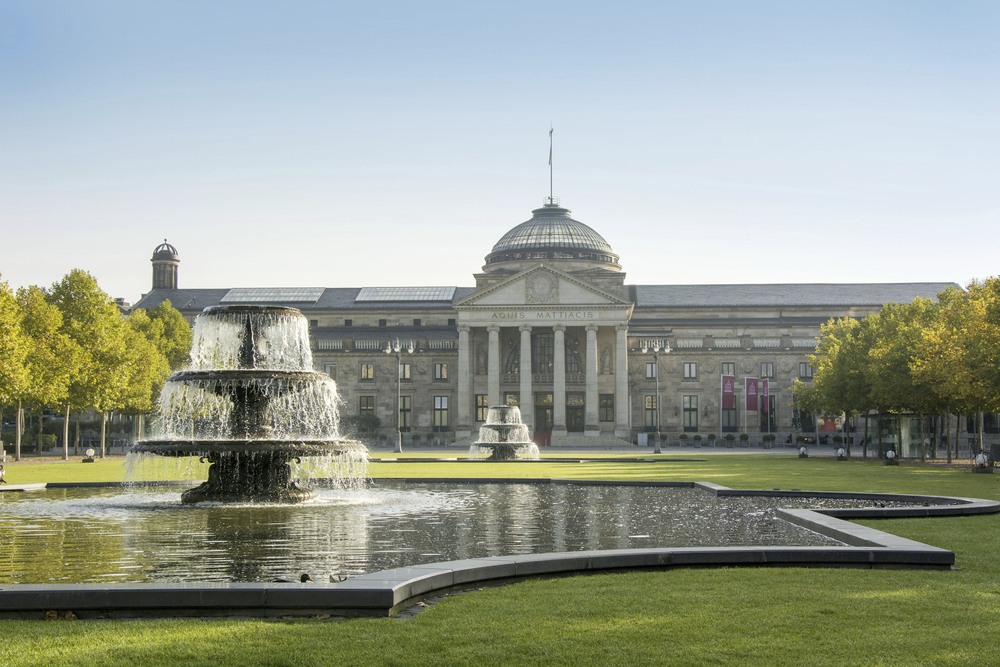 Kurhaus, Bowling Green und ein Brunnen