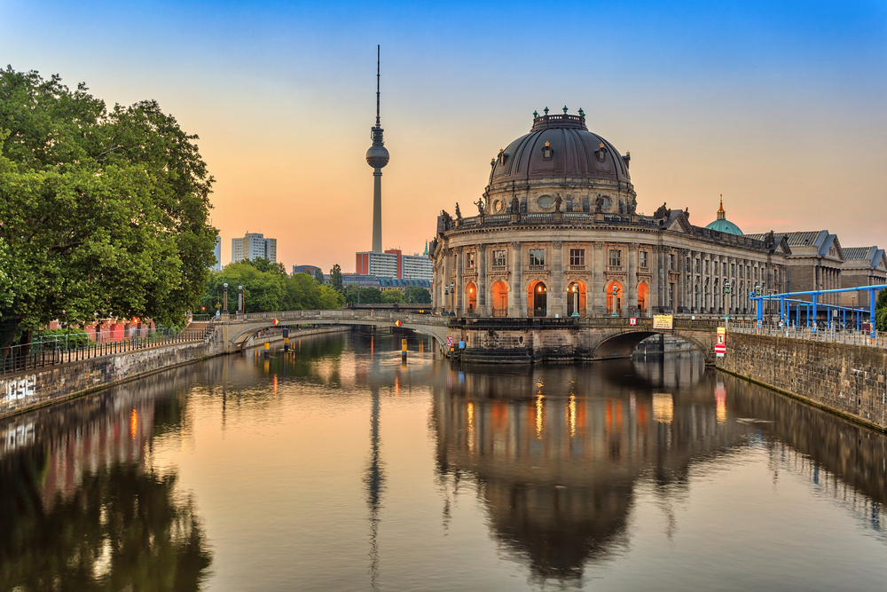 Berlins Skyline bei Sonnenaufgang an der Spree