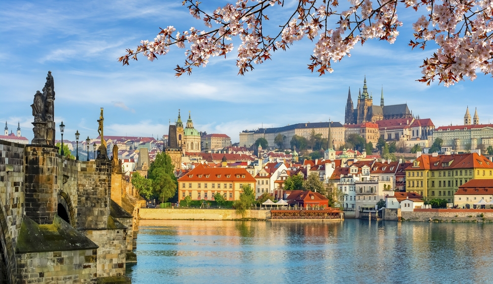 Landschaftliches Prag-Panorama mit Hradschin-Burg und Moldau im Frühling, Tschechische Republik