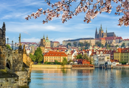 Landschaftliches Prag-Panorama mit Hradschin-Burg und Moldau im Frühling, Tschechische Republik