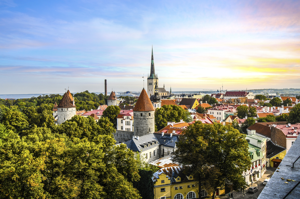 Am Nachmittag Sonnenuntergang Blick auf die mittelalterliche Stadt Tallinn Estland an einem frühen Herbsttag in der baltischen Region Nordeuropa.