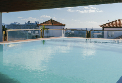 Pool auf der Terrasse des Hotel Talisman auf den Azoren