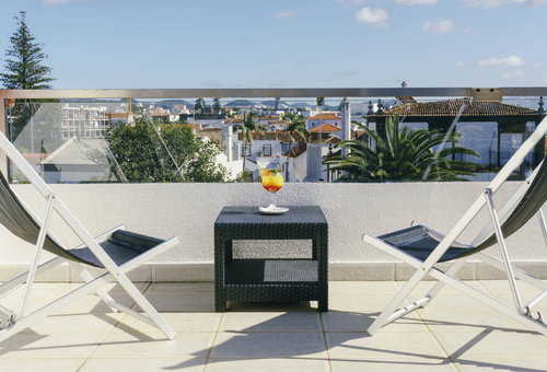 Terrasse mit Sitzgelegenheiten des Hotel Talisman auf den Azoren
