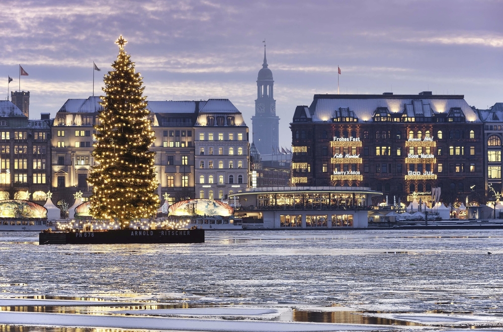 geschmückter Weihnachtsbaum auf der Binnenalster in Hamburg