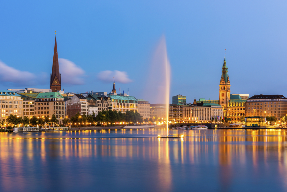 beleuchtete Binnenalster in Hamburg