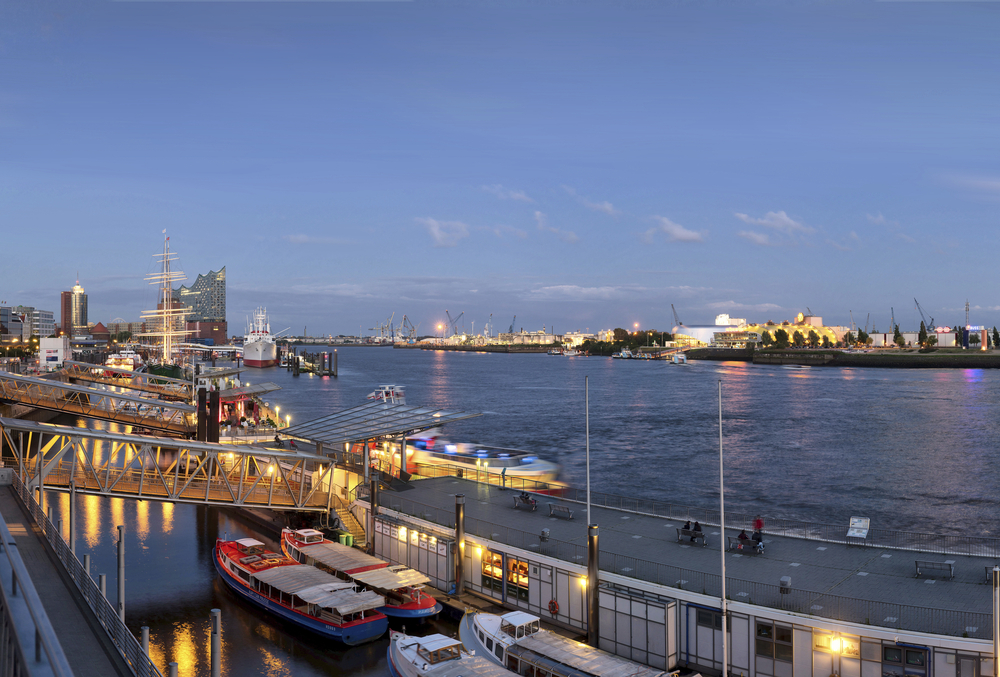 Landungsbrücken am Hamburger Hafen bei Nacht