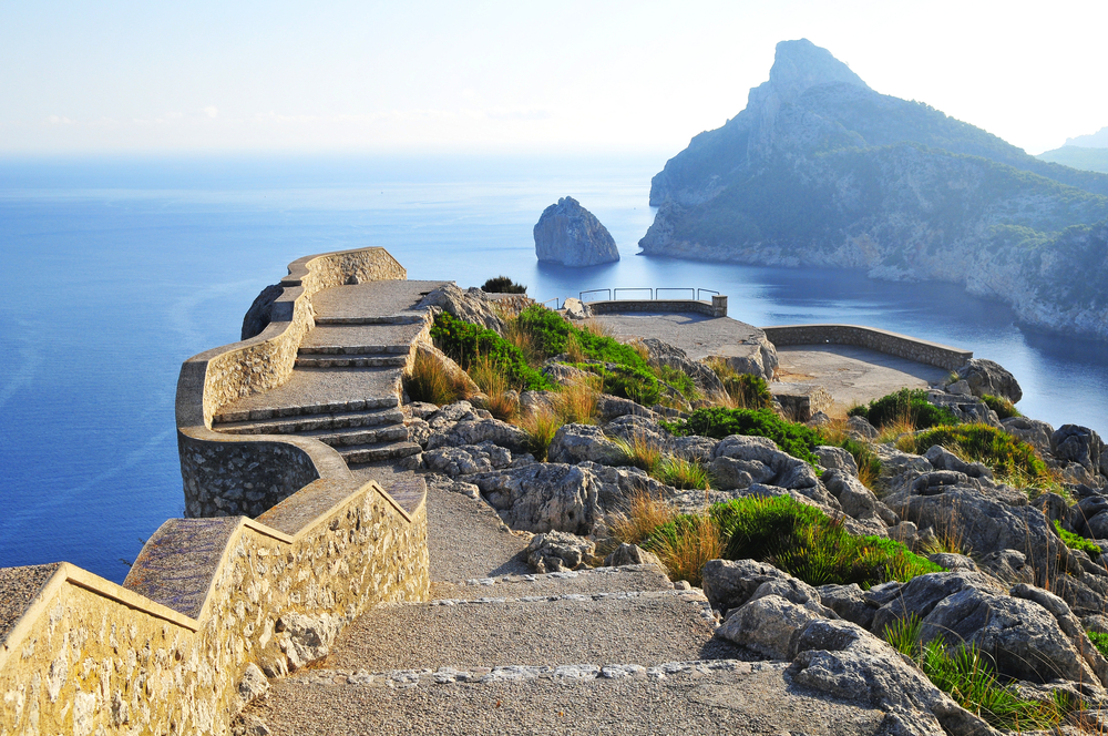 Aussichtsplattform mit Meerblick auf Mallorca am Kap Formentor