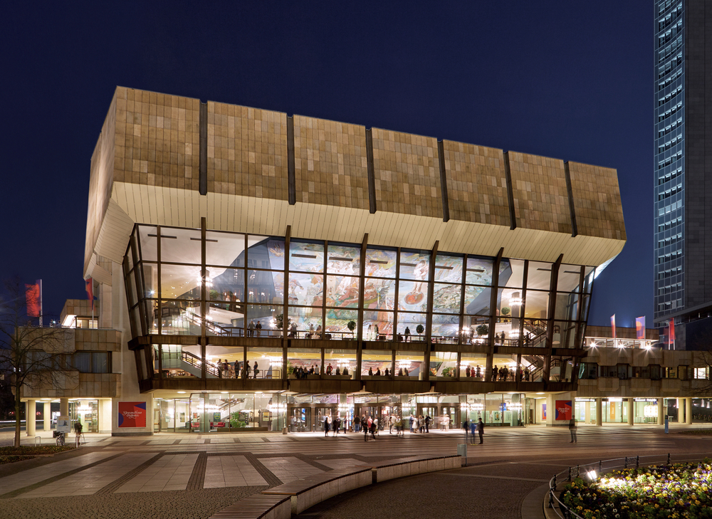 Außenansicht des Gewandhauses in Leipzig bei Nacht