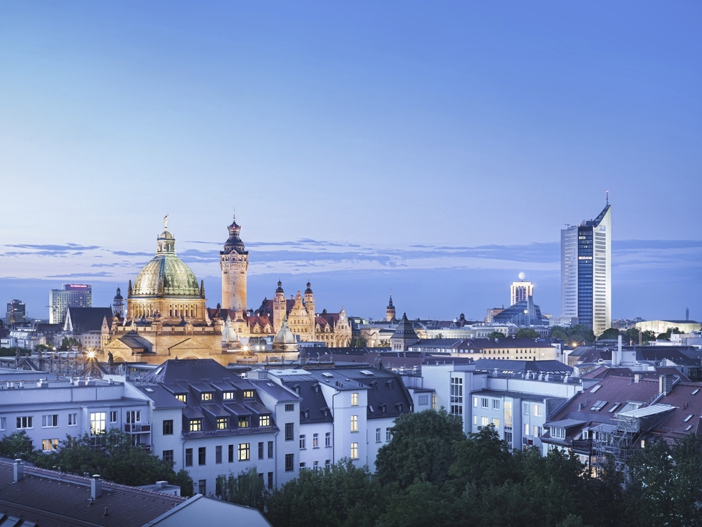 Skyline von Leipzig bei Dämmerung