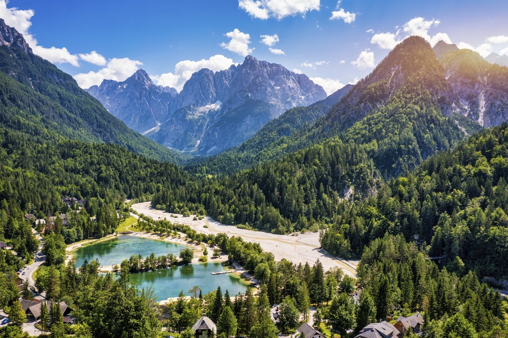 Tolle Naturlandschaft in den slowenischen Alpen. Unglaubliche Sommerlandschaft auf dem Jasna See. Triglav-Nationalpark. Kranjska Gora, Slowenien. Bergsee Jasna in Krajsnka Gora, Slowenien.