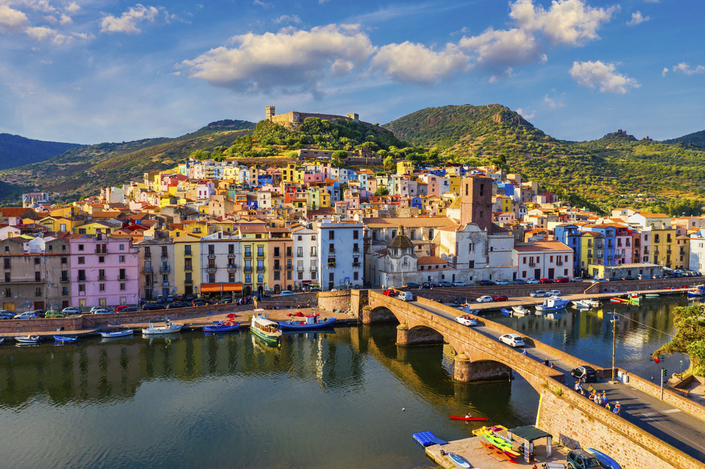 Die Stadt Bosa neben dem Fluss Temo auf Sardinien