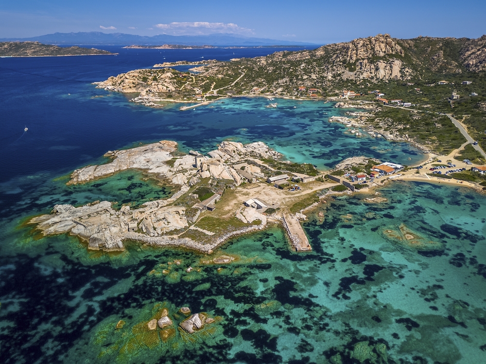 Luftaufnahmen Blick auf die Küste von La Maddalena, Provinz Sassari, Sardinien, Italien