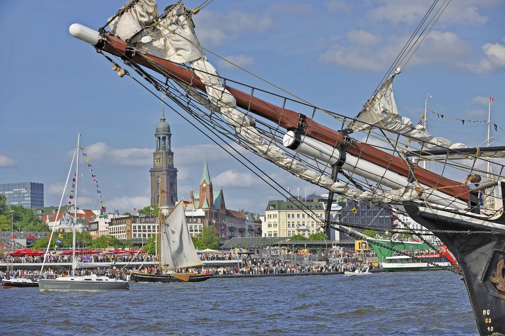 Spitze eines Segelschiffes auf der Alster in Hamburg