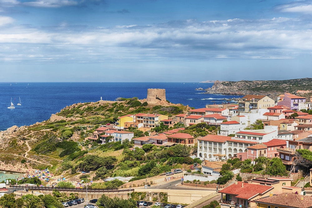 Panoramasicht auf die Stadt Santa Teresa Gallura, an der Nordspitze Sardiniens, auf der Straße von Bonifacio, in der Provinz Sassari, Italien