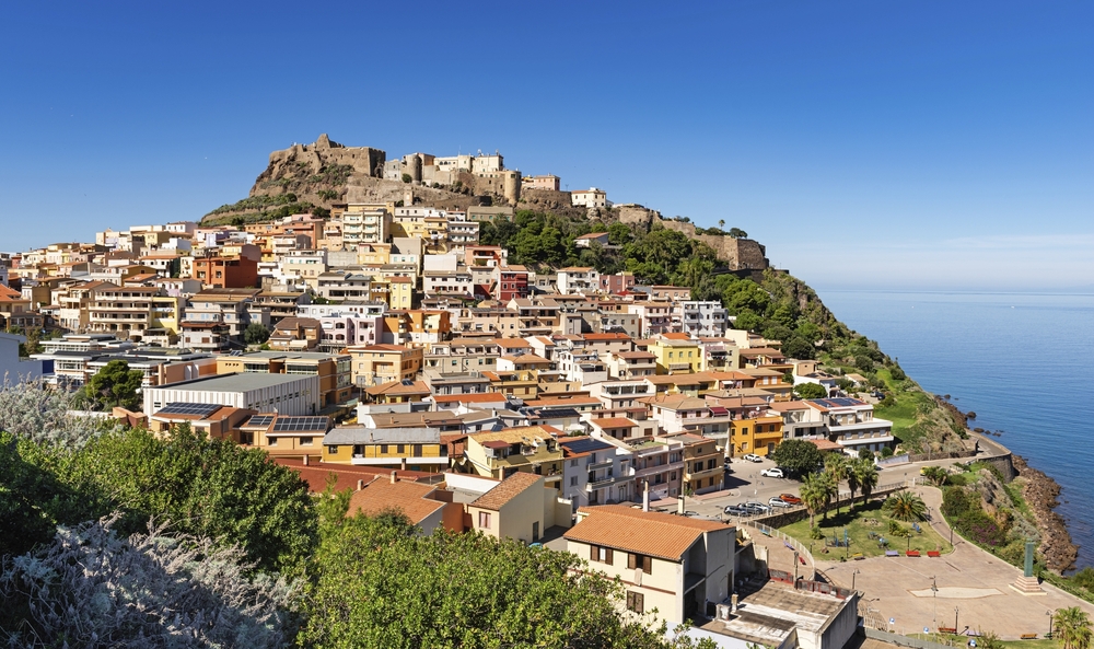 Schöne Panoramasicht auf die mittelalterliche Stadt Castelsardo, Provinz Sassari, Sardinien, Italien, Europa