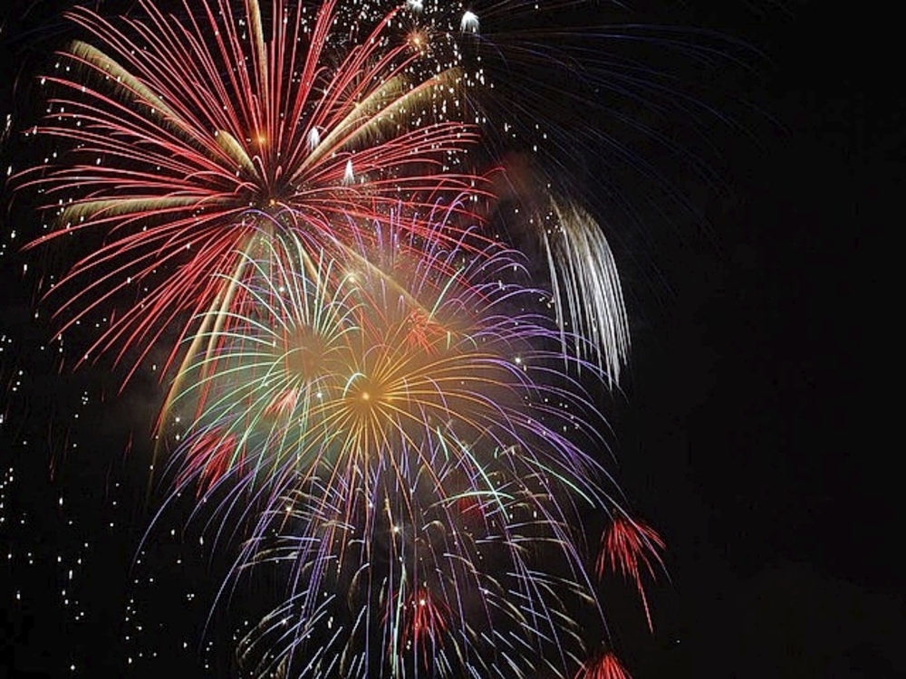 Feuerwerk am schwarzen Himmel