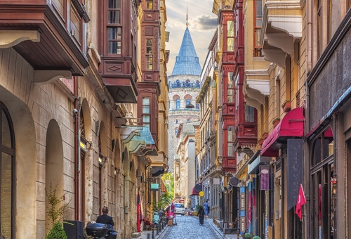 Blick durch eine malerische Gasse auf den imposanten Galataturm in Istanbul