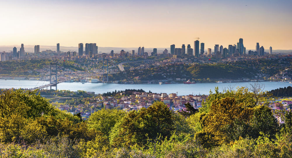 Skyline von Istanbul mit Bosporus-Brücke bei Sonnenuntergang
