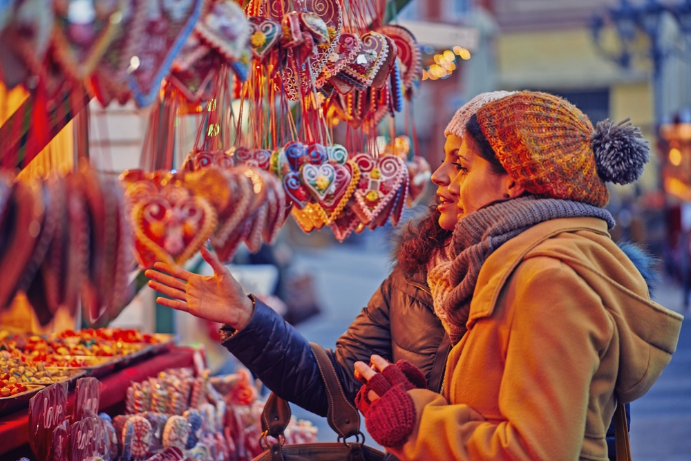 Bude mit Süßigkeiten auf einem Weihnachtsmarkt