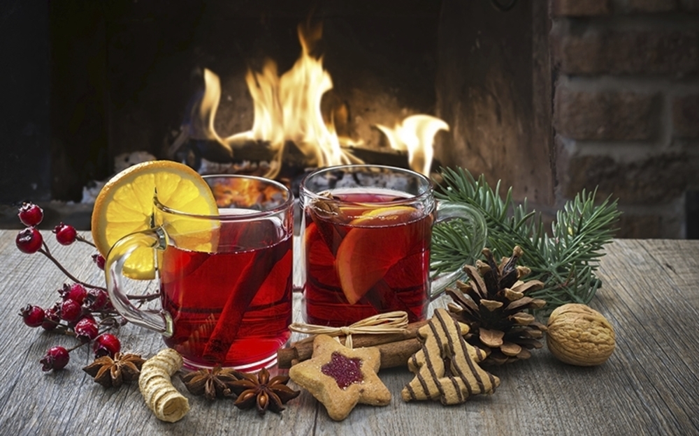 Glühwein und Plätzchen vor einem Kamin