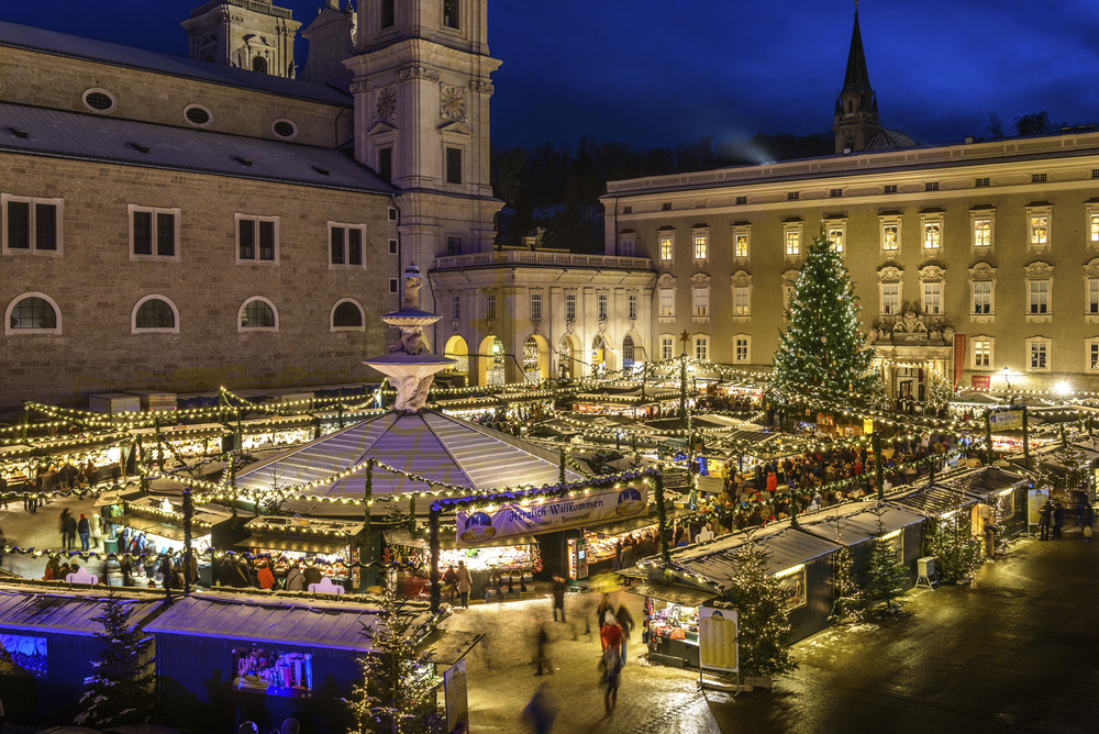 Salzburger Christkindlmarkt am Residenzplatz vor dem Dom zu Salzburg