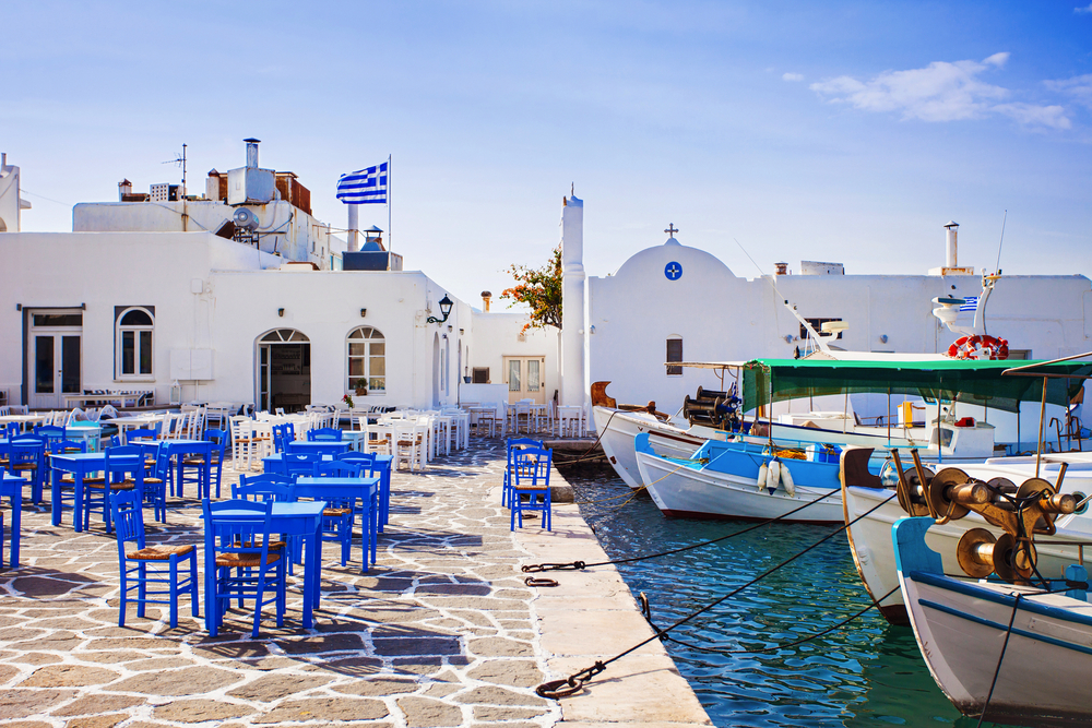 Fischerboote ankern im Hafen von Naoussa auf der Insel Paros, Griechenland