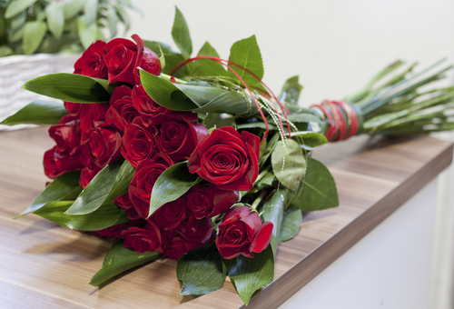 Rosen auf einem Tisch