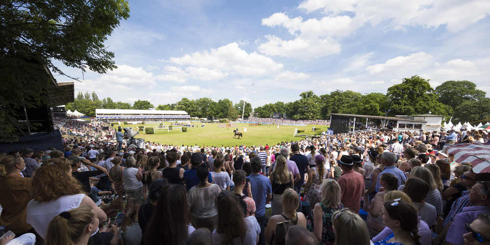 Publikumssicht auf das Reitfeld beim Hamburger Derby