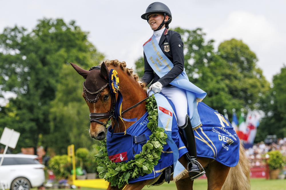 Die deutsche Reiterin Lilli Hellendorf auf dem Hamburg Derby