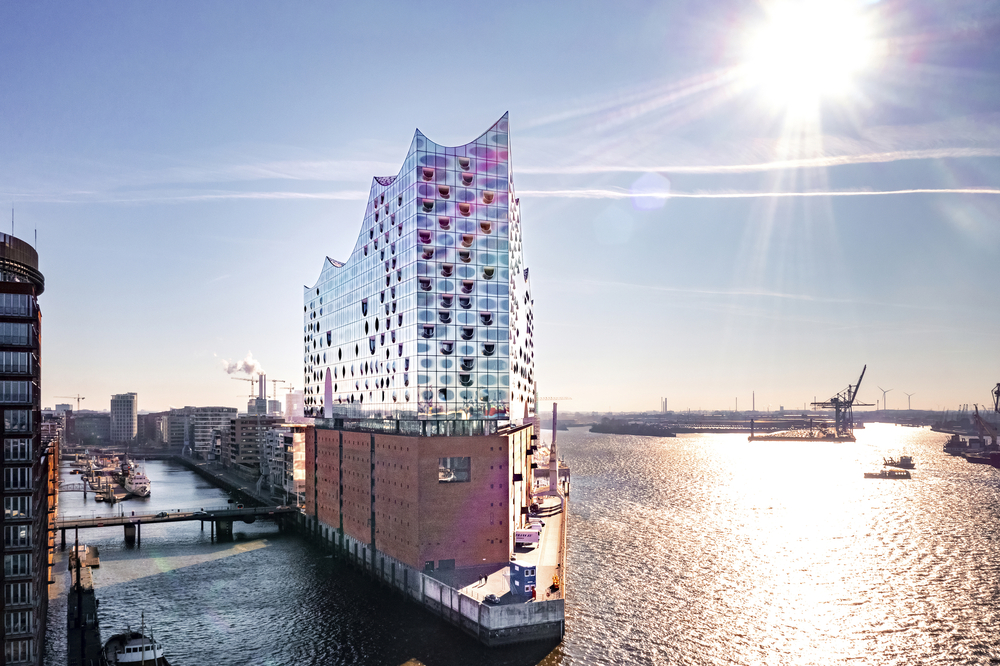 Außenansicht der Elbphilharmonie in Hamburg bei Sonnenschein