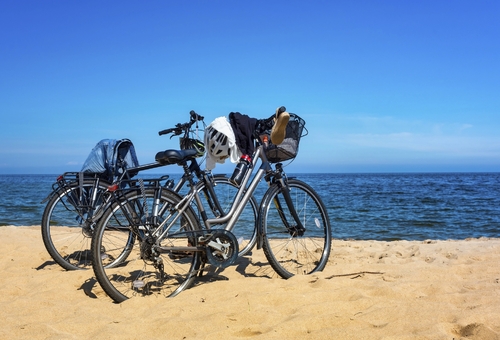© PatrickKosmyder/Shutterstock.com Fahrrad am Strand