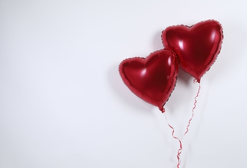 © New Africa/Shutterstock.com Valentinstag, Ballons, Herzen, Herzballons