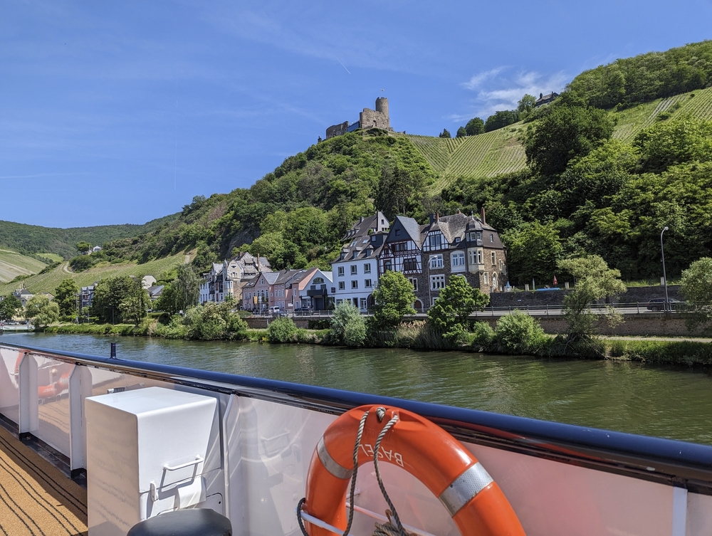 Aussicht vom Schiff auf die Landschaft an der Mosel