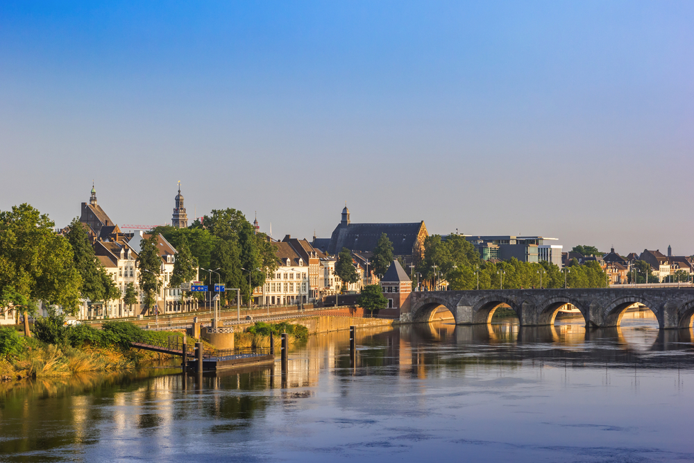 historische Servaas-Brücke über den Fluss Maas im Morgengrauen in Maastricht