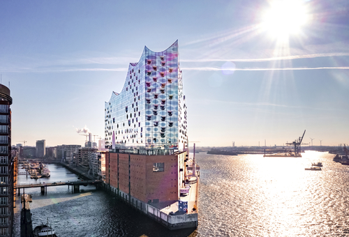 Außenansicht der Elbphilharmonie in Hamburg bei Sonnenschein