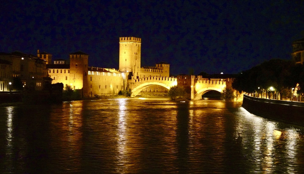 Die mittelalterliche Burg Castelvecchio in Verona beleuchtet bei Nacht