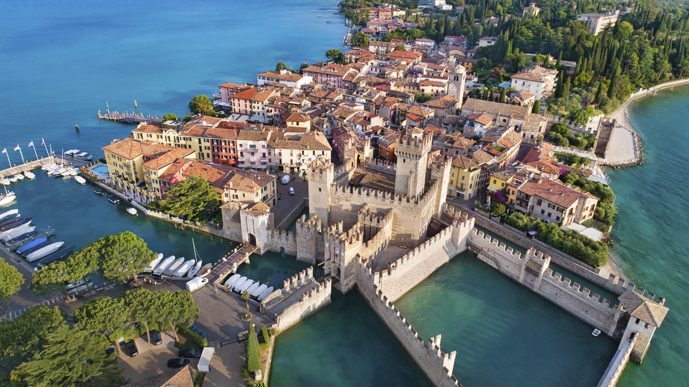 Luftperspektive der Scaligerburg (Castello Scaligero) in Sirmione