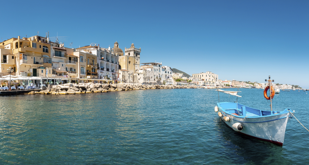 Blick auf Ischia Ponte mit Meer und Booten