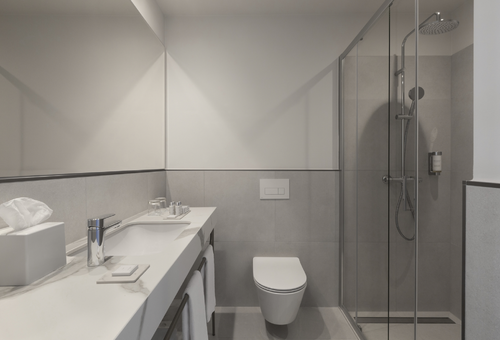 Badezimmer des Bluesun Hotel Marina, Brela, Kroatien