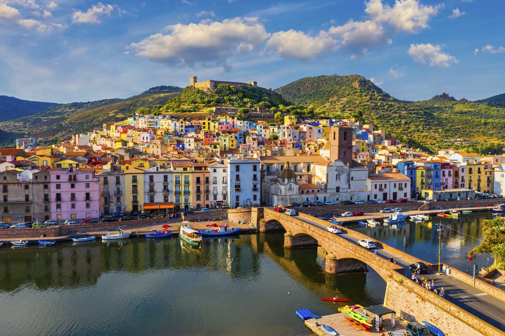 Die Stadt Bosa neben dem Fluss Temo auf Sardinien