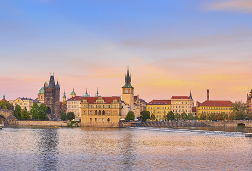 Romantisches Prager Flussufer. Panorama der Karlsbrücke und historische Gebäude am Fluss Moldau in Prag, Tschechien