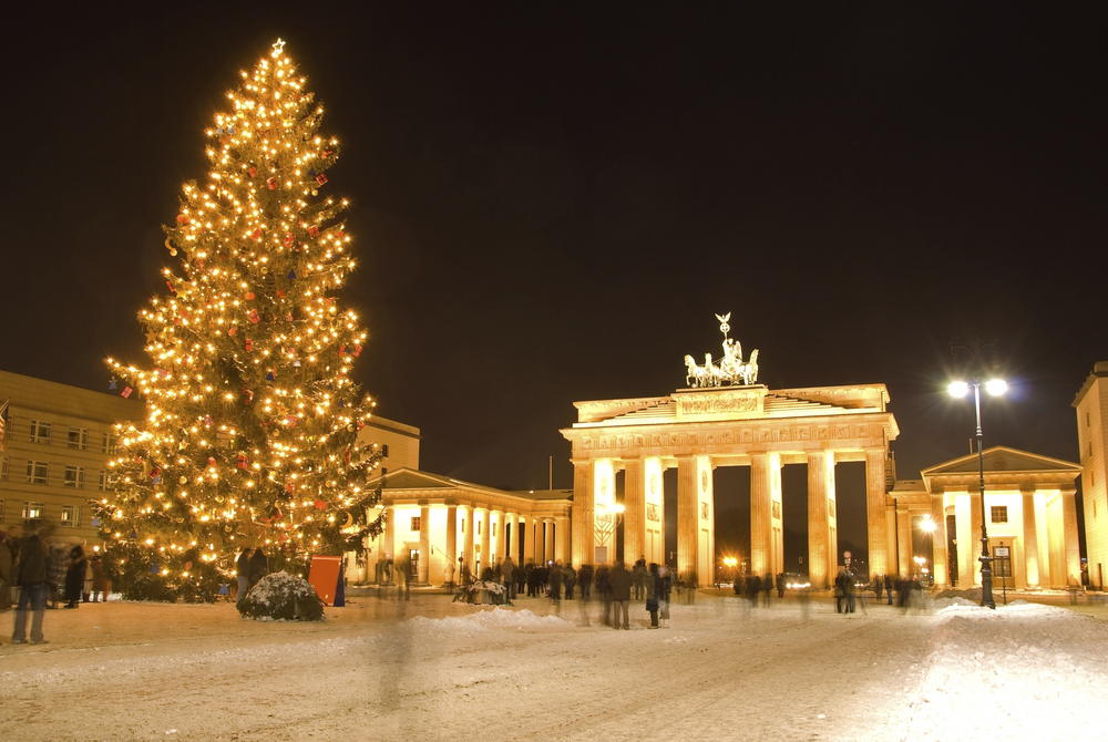 Beleuchteter Weihnachtsbaum vor dem Brandenburger Tor