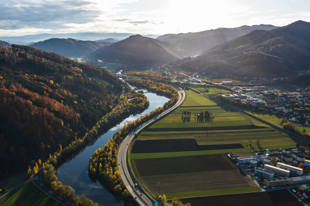 Luftaufnahme des Flusses Mur bei Graz mit dem Wasserkraftwerk in Peggau-Deutschfeistritz
