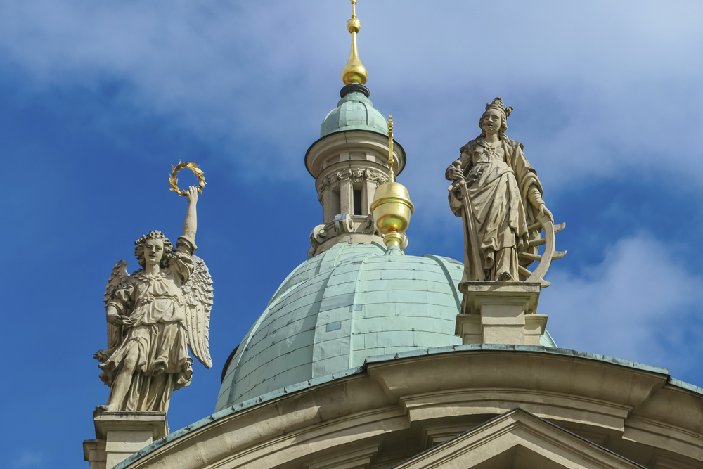 Verwickelte Skulpturen und architektonische Details. Statuen auf dem Grazer Dom, Graz, Österreich