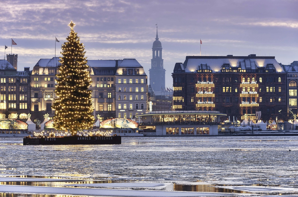 geschmückter Weihnachtbaum auf der Binnenalster